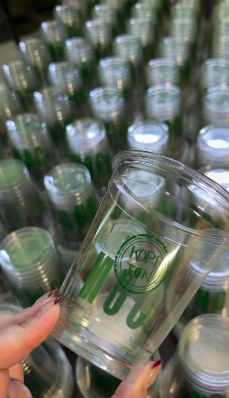 Cup plastik dengan hasil cetak logo warna hijau