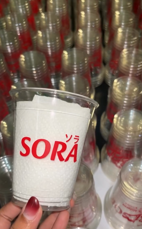 Cup dengan hasil cetak logo Sora